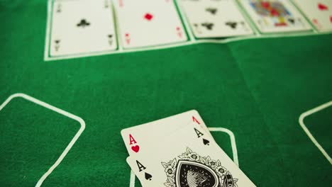 Zwei-Asse-Werden-Auf-Den-Grünen-Casino-Tisch-Geworfen---Poker---Schuss-Nach-Unten---Zeitlupe