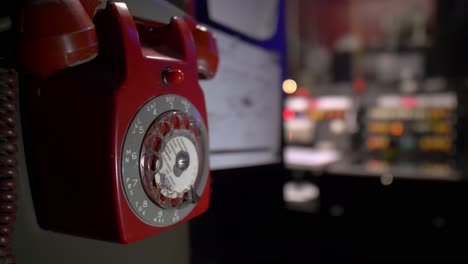 Vintage-Rotes-Telefon-Hinter-Der-Bühne