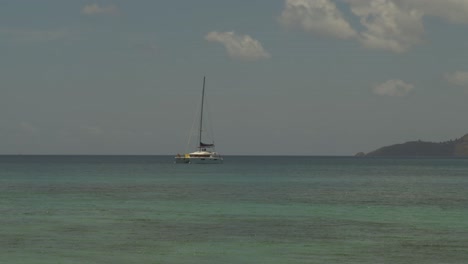 Crucero-En-Catamarán-Con-Montañas-De-Fondo-En-Esta-Impresionante-Playa-Caribeña-En-Granada