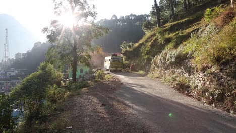 Schöne-Landschaftliche-Aussicht-Auf-Die-Himalaya-Road---Wald