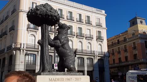 Statue-of-bear-and-madroño-tree-tree,-symbol-of-Madrid-on-Puerta-del-Sol,-Madrid,-Spain