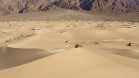 Aerial-drone-footage-of-the-sand-dunes-in-Death-Valley,-California,-USA