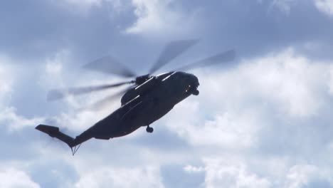 Un-Helicóptero-Militar-Negro-Vuela-Bajo-Y-De-Lado-En-Un-Espectáculo-Aéreo-En-Berlín