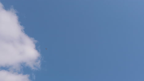 Leichtflugzeuge,-Die-über-Den-Klaren-Blauen-Himmel-Der-Englischen-Landschaft-Fliegen