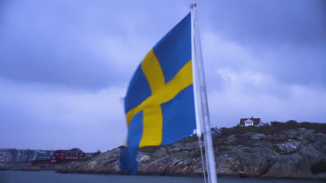 Echte-Schwedische-Flagge-Auf-Der-Rückseite-Des-Schiffes