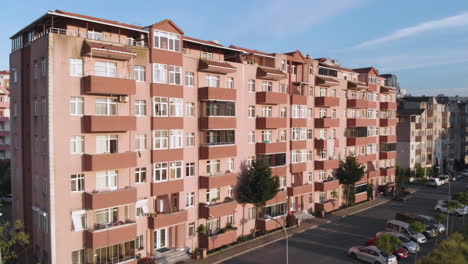 Tres-Edificios-Residenciales-Con-Diseño-Y-Color-Estándar-En-Un-Distrito-Residencial-Del-área-De-Estambul