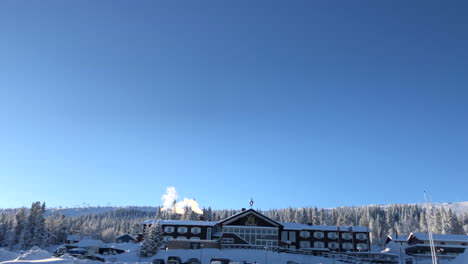 Rauch-Aus-Dem-Schornstein-Eines-Skigebiets