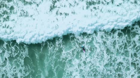 Surfer,-Der-Eine-Welle-Von-Oben-Fängt.-Aufnahme-Aus-Der-Vogelperspektive