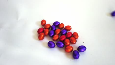 Huevos-De-Chocolate-Rodando-Y-Cayendo