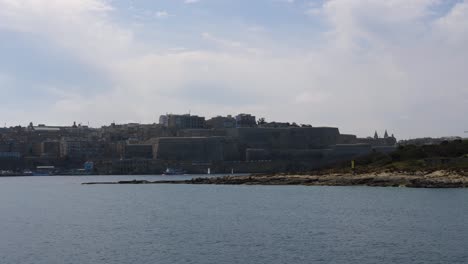 Blick-Auf-Das-Valletta-Malta-Von-Der-Bucht-Aus