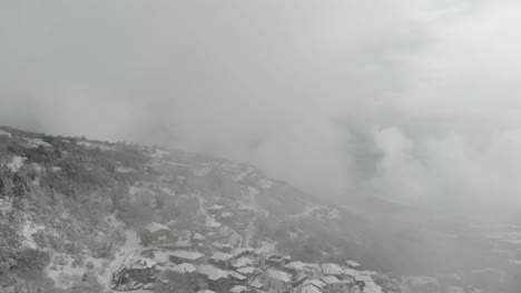 Luftaufnahmen-Von-Schneebedeckten-Bergen-In-Den-Wolken