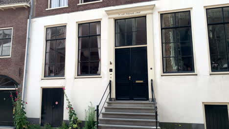 Toma-Panorámica-De-4k-De-Edificios-De-Casas-Antiguas-Y-Modernas-En-Países-Bajos