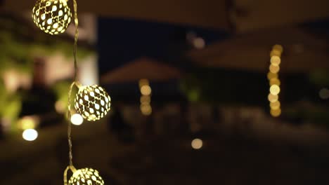 Detail-Dekorativer-Lichtkugeln,-Die-Nachts-In-Einem-Garten-Hängen-Und-Leuchten