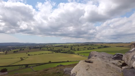Almscliffe-Crag-In-North-Yorkshire-An-Einem-Sommertag-Mit-Blauem-Himmel---Weiße-Wolken-Verblassen-Von-Rechts-Nach-Links