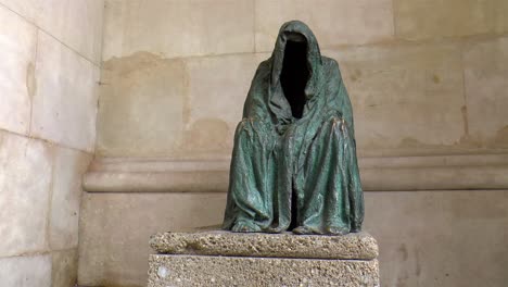 La-Escultura-De-Anna-Chromy-Die-Pieta-Ante-La-Catedral-De-Salzburgo