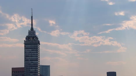 Flugzeugüberfahrt-Hinter-Latino-Americana-Tower-In-Mexiko-Stadt