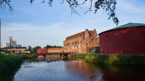 Malmö-Sommerabend-Im-Zeitraffer-Mit-Der-Historischen-Burg-Und-Dem-Burggraben-Und-Der-Modernen-Skyline-Im-Hintergrund