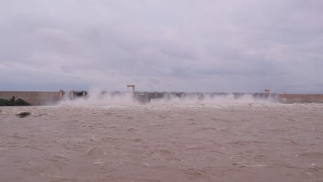 Agua-De-Inundación-Pesada-Que-Sale-De-La-Represa-De-Narayanpur-O-De-Las-Compuertas-Del-Embalse-En-El-Norte-De-Karnataka,-India