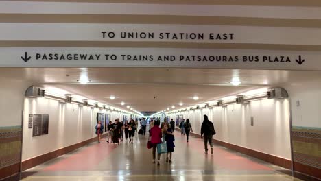 Passagiere,-Die-Den-Langen-Korridor-Betreten-Und-Verlassen,-Der-Zu-Zügen-Und-Bussen-An-Der-Union-Station-Los-Angeles-Führt