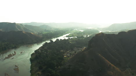 Flug-über-Den-Fluss-Catumbela,-Benguela,-Angola-Aufnahmen-Mit-Drohne,-120-Fps