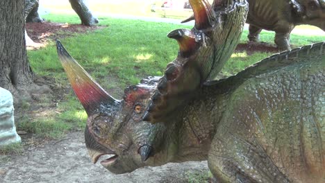 Dinosaurio-Styraseurus-Realista-En-La-Cabeza-Del-Parque-Y-Lanzas-En-El-Cuello