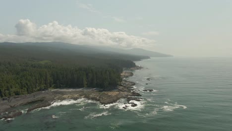 Schöne-Luftlandschaftsansicht-Der-Felsigen-Pazifischen-Ozeanküste-Auf-Der-Südlichen-Vancouver-insel-An-Einem-Sonnigen-Sommertag