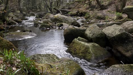El-Agua-Que-Fluye-Suavemente-Sobre-Las-Rocas-En-Burbage-Brook-En-Padley-Gorge-En-Derbyshire
