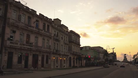 Paisaje-Urbano-De-La-Calle-En-La-Habana-Al-Atardecer-Con-Un-Gran-Cielo-Naranja,-Cuba