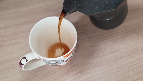 Mit-Italienischer-Kaffeemaschine-Cafetiera-In-Zeitlupe