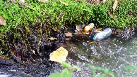 bottle-pllastic-waste-on-river