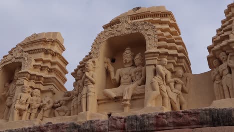 Schwenkansicht-Von-Gopuram-Dravidische-Architektur-Des-Virupaksha-tempels-In-Hampi