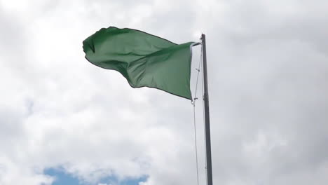 Cámara-Lenta-De-La-Bandera-Verde-Triangular