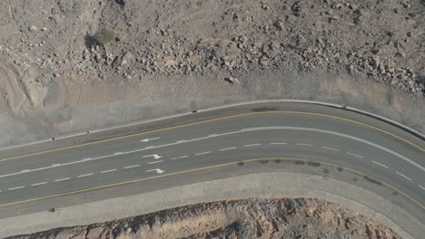 Drohne-Zoomt-Aus-Der-Aufnahme-Einer-Straße-In-Einer-Wüste-Heraus