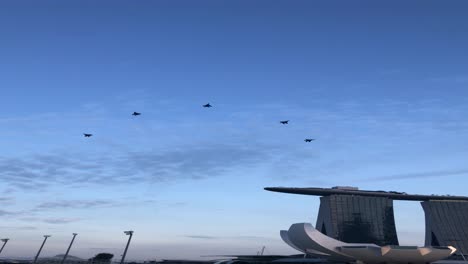 Kampfflugzeuge-Der-Singapore-Air-Force,-Die-Während-Der-Parade-Zum-Nationalfeiertag-Atemberaubende-Manöver-Durchführen