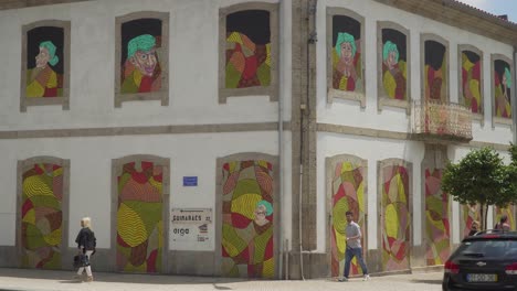 &quot;o-Manto&quot;,-Graffiti-Colorido-De-Arte-Callejero-Hecho-Por-Ricardo-Miranda-Y-Joana-Brito-En-&quot;a-Casa-Ao-Aodo&quot;,-Famelicão,-Portugal