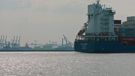 Beladenes-Containerschiff,-Das-In-Den-Hafen-Einläuft