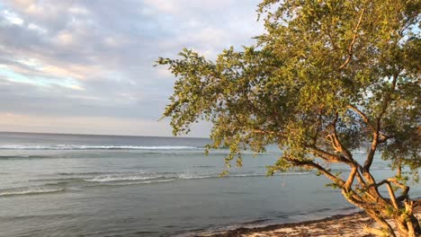 Hermosa-Puesta-De-Sol-En-La-Playa-En-Gili-Trawangan,-Bali,-Lombok,-Indonesia