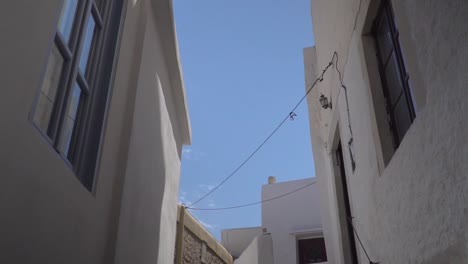 Enthüllen-Typische-Weiße-Griechische-Häuser-Und-Himmel-Hinter-Dem-Bogen