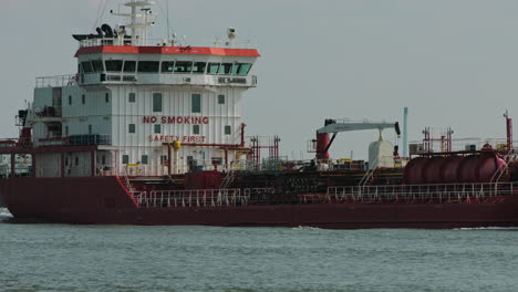 Tanker-Bomar-Vesta,-Der-Aus-Dem-Hafen-Von-Rotterdam-Einfährt
