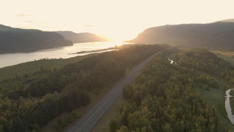 Schöne-Luftaufnahme-Des-Columbia-River-Während-Eines-Lebhaften-Sommersonnenaufgangs