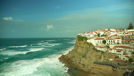Eine-Wunderschöne-Küstenstadt-Vor-Der-Küste-Von-Sintra,-Portugal