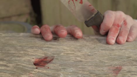 Erschöpfte-Blutbefleckte-Hände-Mit-Blutbeflecktem-Messer