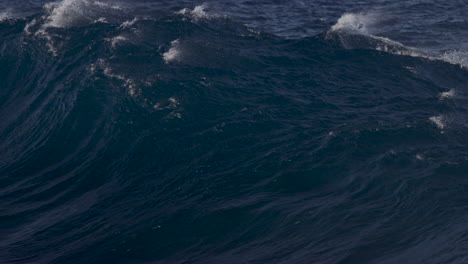 Ozeandünung-Formt-Sich-Direkt-Hinter-Einigen-Felsen-Zu-Einer-Wogenden-Welle