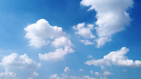 Hermoso-Lapso-De-Tiempo-De-Las-Nubes-Durante-El-Día-En-El-Cielo-Soleado-Con-Una-Panorámica-Suave