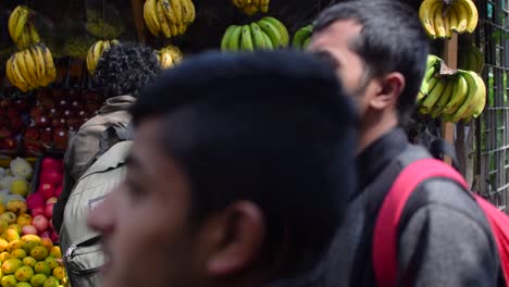 Una-Mujer-India-Comprando-Frutas-Al-Vendedor-De-Los-Puestos-Callejeros-De-Darjeeling