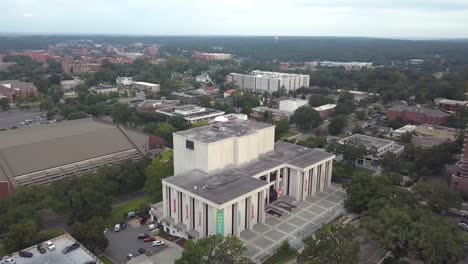 Descendiendo-Para-Ver-La-Biblioteca-Estatal-Y-Los-Archivos-De-Florida-En-El-Centro-De-Tallahassee