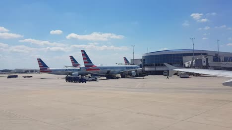 Viajar-En-Avión-Hacia-La-Puerta,-Aeropuerto-De-Dallas,-Estados-Unidos
