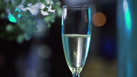Zeitlupe-Und-Pfanne-Mit-Champagnerglas