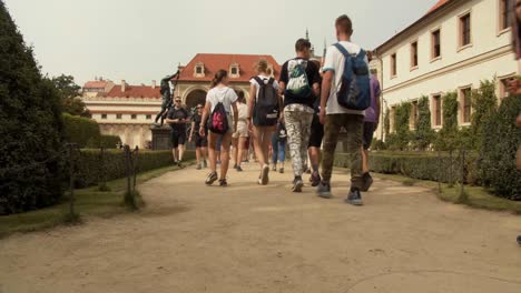 Timelapse-De-Turistas-Caminando-En-El-Jardín-Franciscano-En-Praga