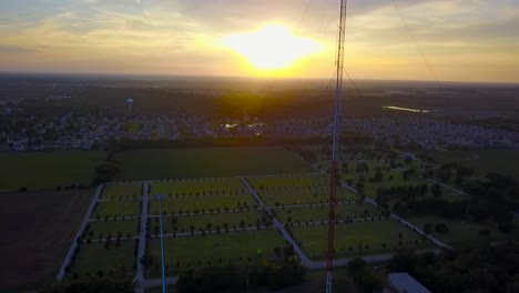 Luftdrohnenaufnahme-Eines-Sonnenuntergangs-In-Kansas,-Der-Sich-Um-Einen-Funkturm-Dreht